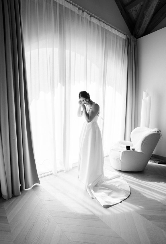 La sposa alla finestra in bianco e nero