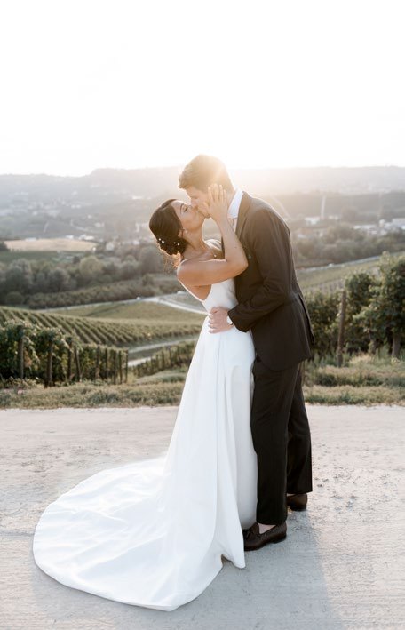 Il bacio degli sposi tra le colline
