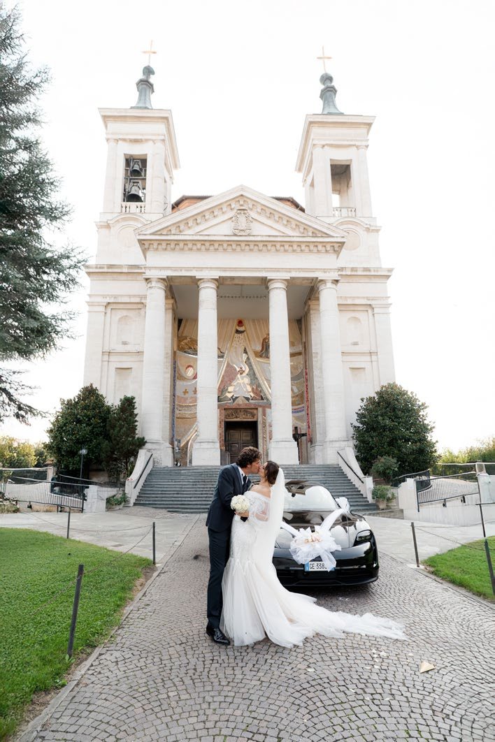 Gli sposi davanti alla chiesa