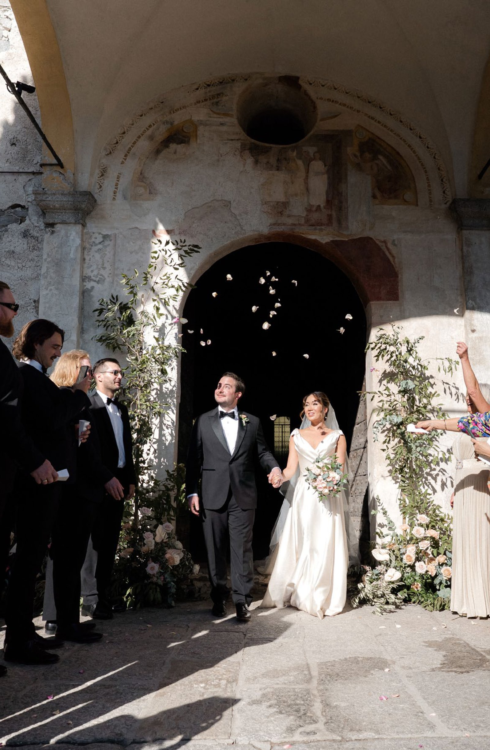 Uscita degli sposi tra i petali